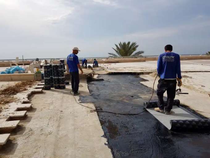 פריסת יריעות ביטומניות בגג שטוח – איטום גגות שטוחים