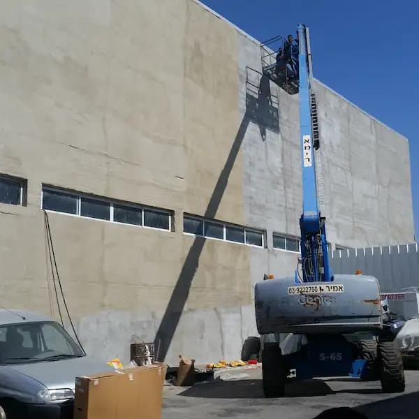 איטום קירות חוץ בעבודת מנוף – חיבורי גג-קיר