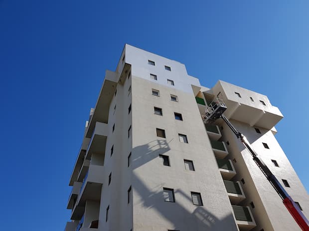 שיפוץ חזית לאחר הסרת צו – בניין מגורים לאחר שיקום מלא