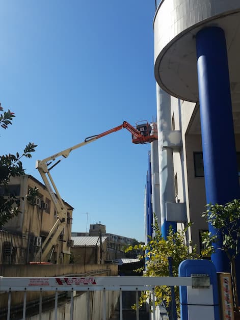 שיקום חזית בניין מסוכן – ציוד מנוף מקצועי לעבודות גובה