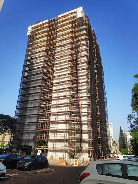 הסרת צו מבנה מסוכן – בניין גבוה עם פיגומים מלאים לאחר שיקום